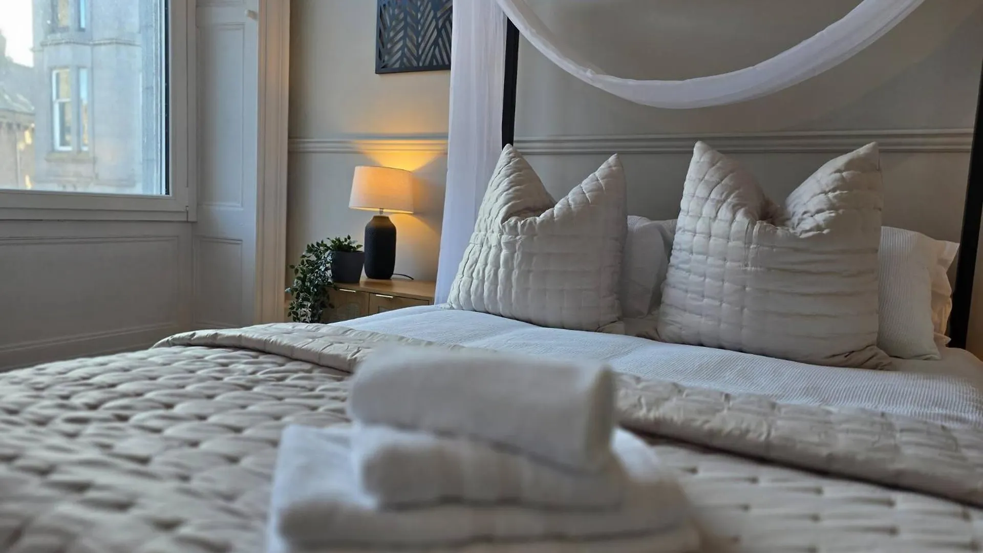 Luxury Central Apartment W/ 3 Beds + 24Hr Check-In Aberdeen Großbritannien